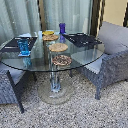 Apartament Le Chateau De La Pinede - Debut Cap D'antibes - Garden Flat, Swimming Pool, Tennis